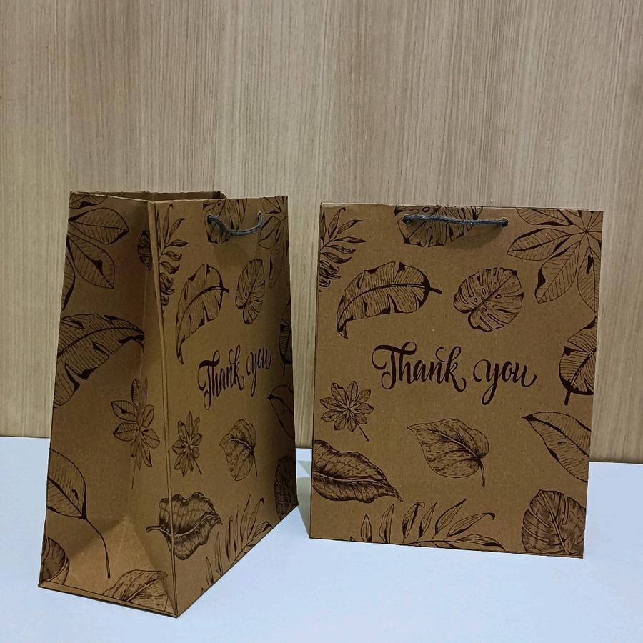 

Peper Bag Motif Daun Thank You Isi 12 Pcs Ukuran 20 x 10 x 25 (P x L x T) Tas Jinjing Hadiah