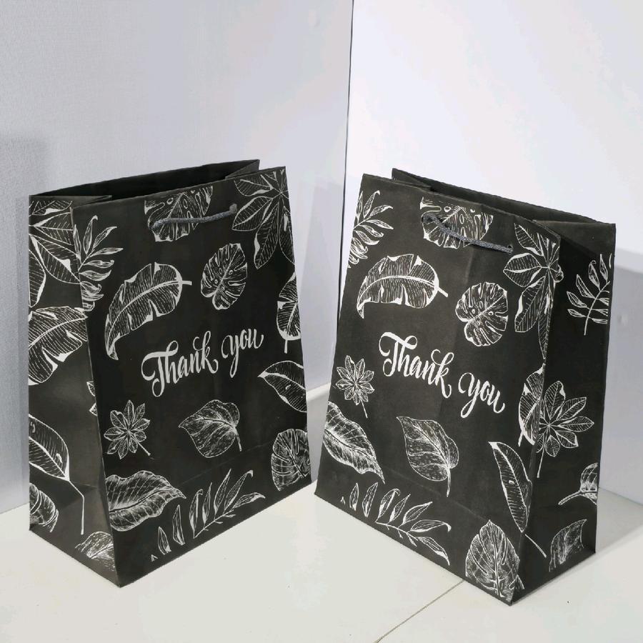 

Paper Bag Jinjing Hadiah Kado Motif Daun Hitam Thank You Isi 12 Pcs Ukuran 20 x 10 x 25 ( P x L x T) Tas Souvenir