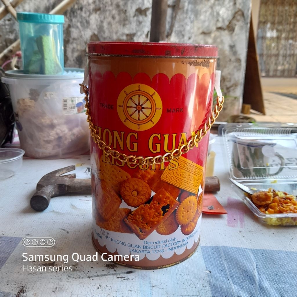 

kaleng bekas roti khongguan
