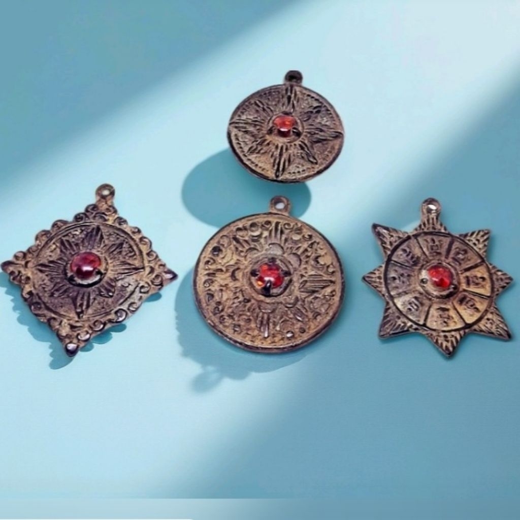 LIONTIN KALUNG PRIA MOTIF PAJAJARAN DENGAN BATU PERMATA