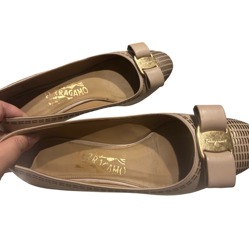 salvatore ferragamo pump shoes