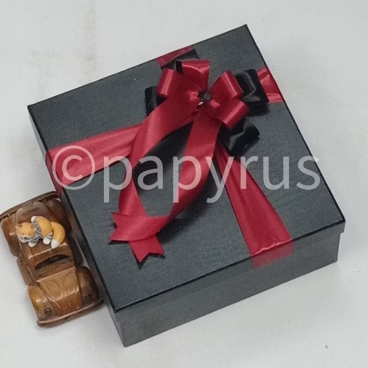 

PAPYRUS 22,5x22,5 Tinggi 10cm Kotak Kado Gift Box Hadiah V1