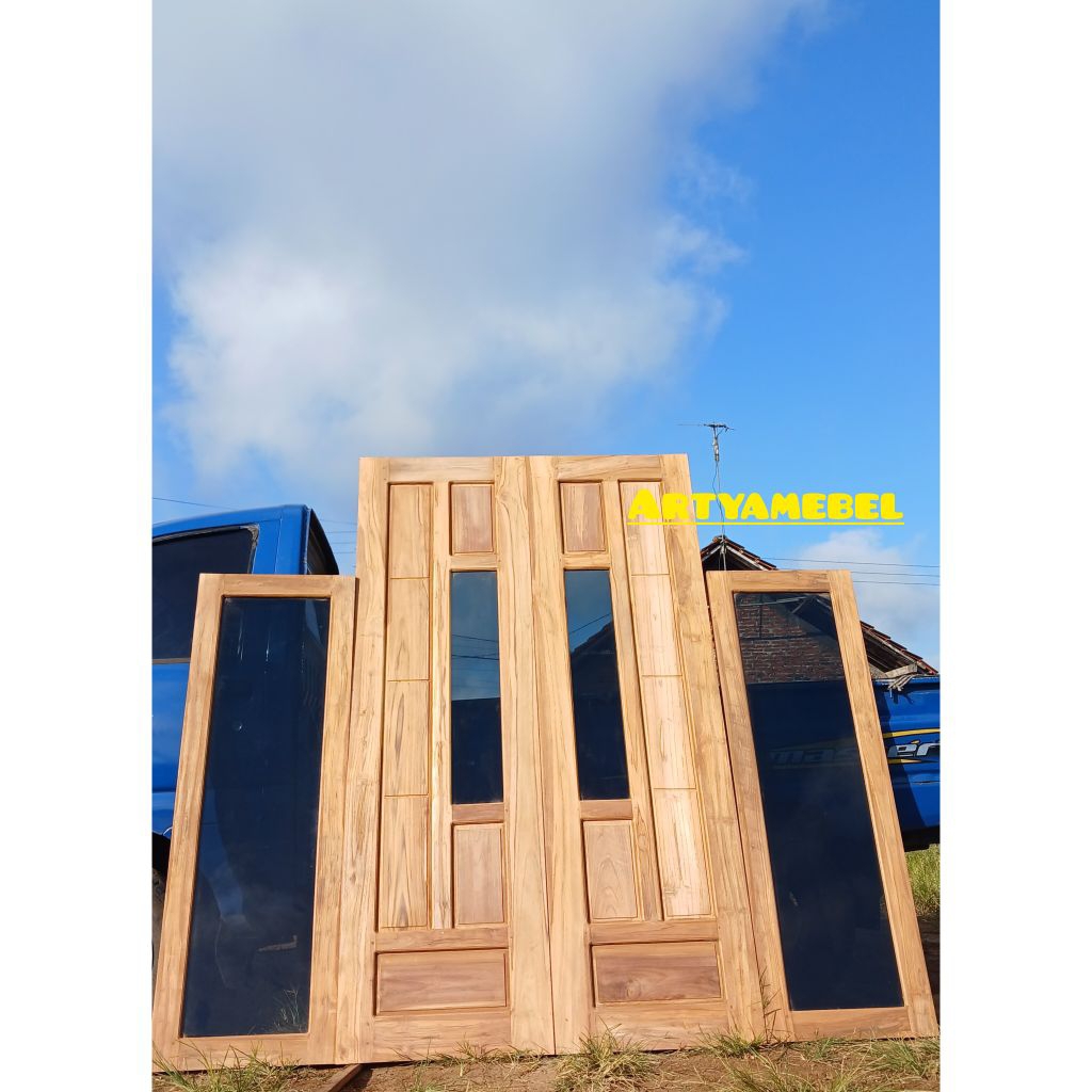 Pintu utama/Kupu tarung kayu jati