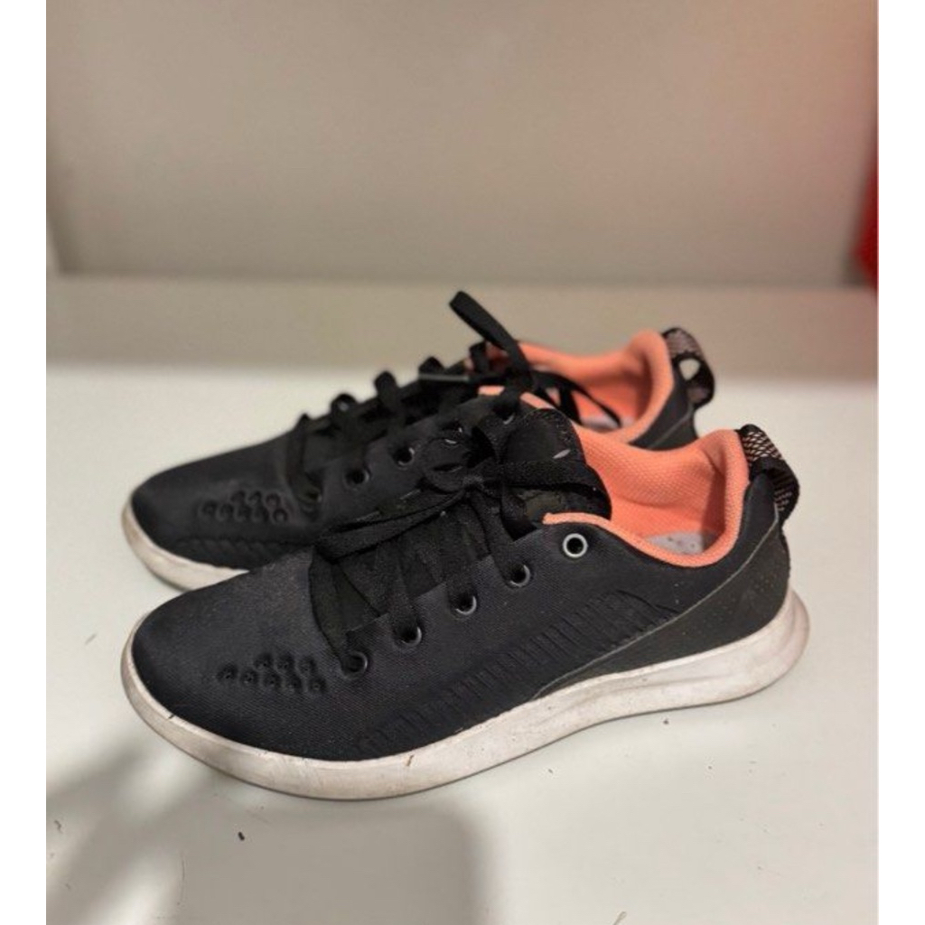 sepatu olahraga hitam preloved