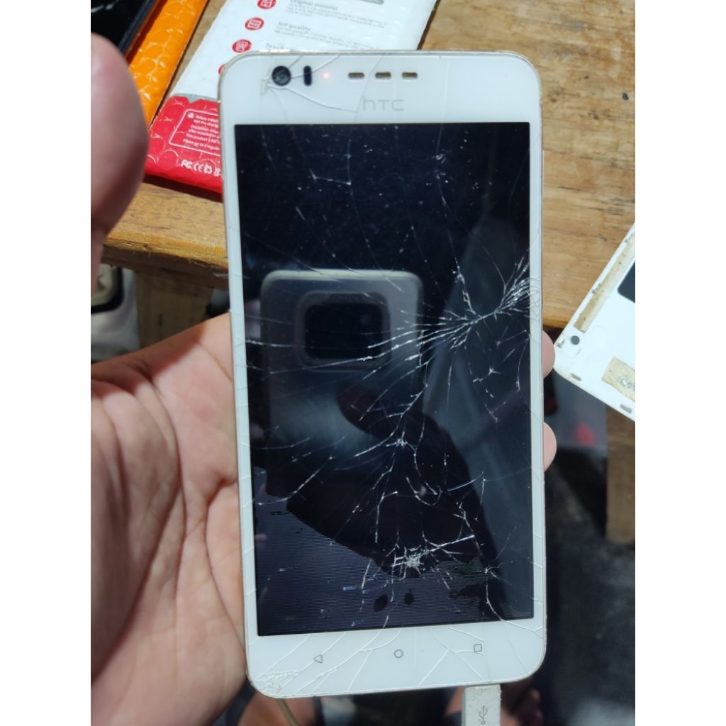 htc desire 10  poin jual dimesin aja ya bosq,part laen bonus, dinyalakan masih ada suaranya dices pu