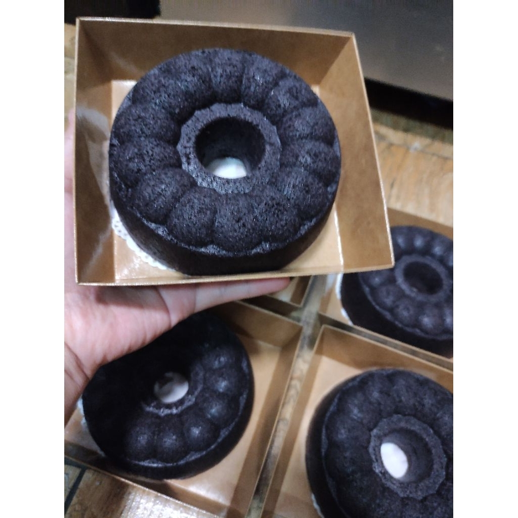 

Bolu ketan hitam with melted cheese