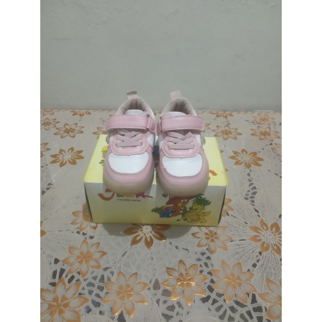 Sepatu kets anak perempuan / sepatu sport