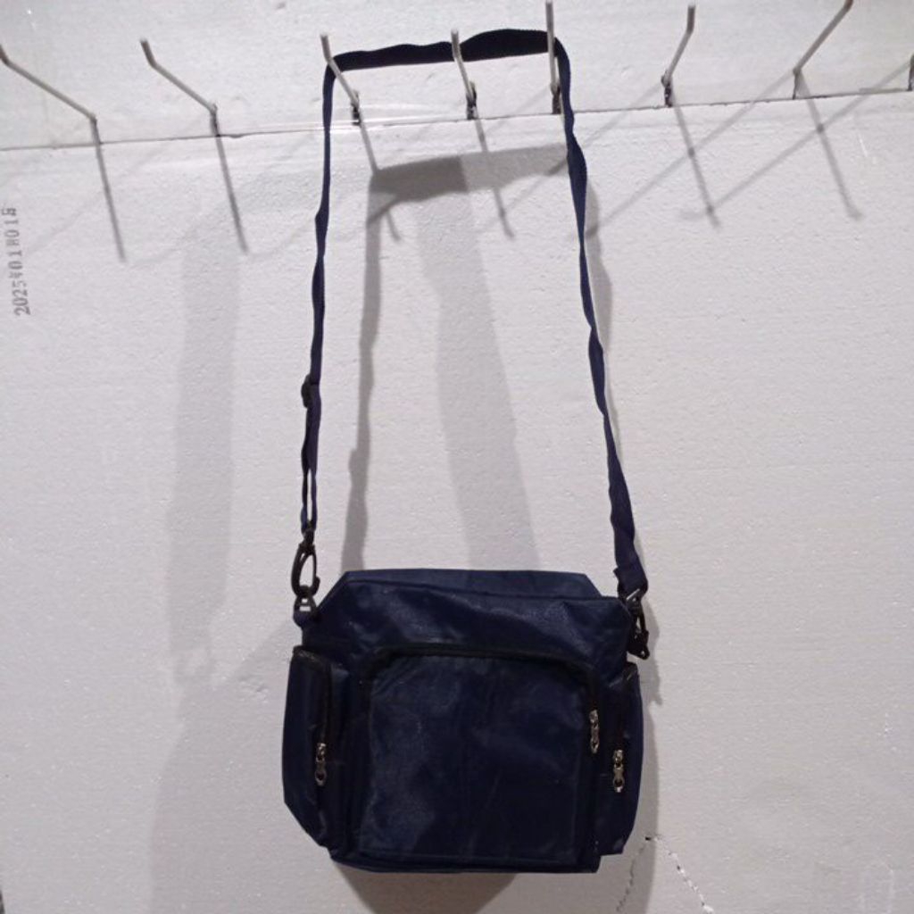 

blue sling bag-alas-11x21cm-tinggi-24cm-preloved