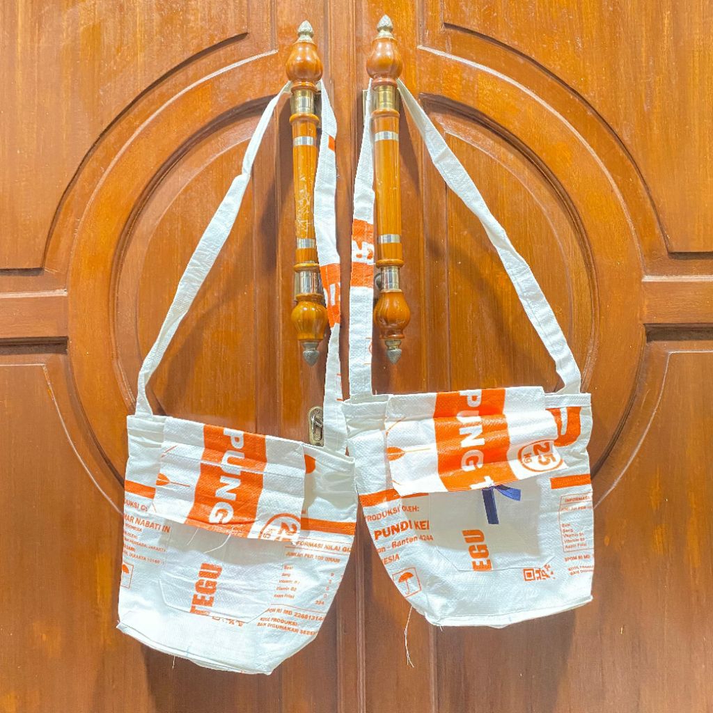 Tas selempang dari karung bekas