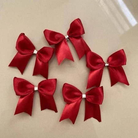 

Pita Tutu Merah dengan Hiasan Persegi