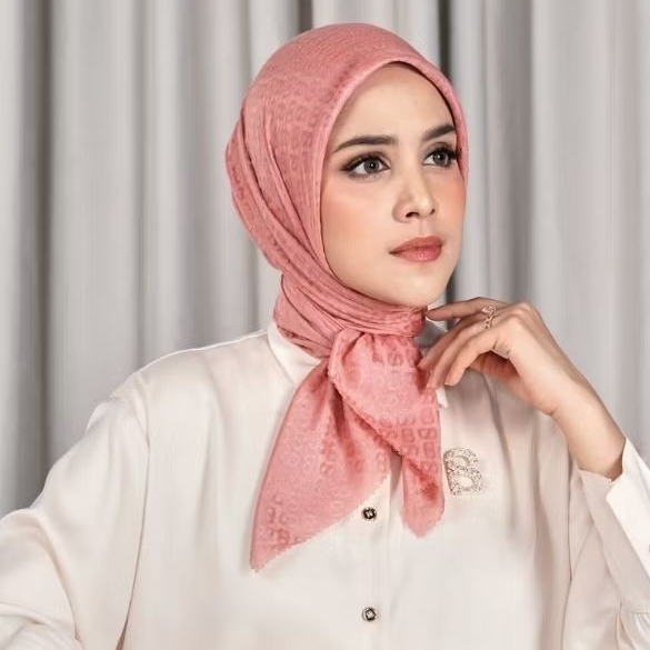 Buttonscarves Tapis Embossed Dusty Rose Asli dan Baru Siap Kirim instant