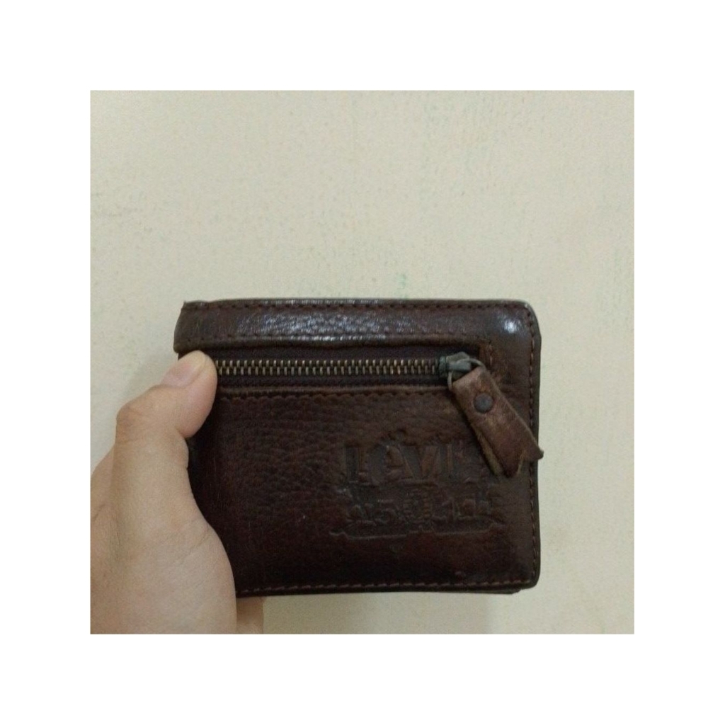 DOMPET LEVIS