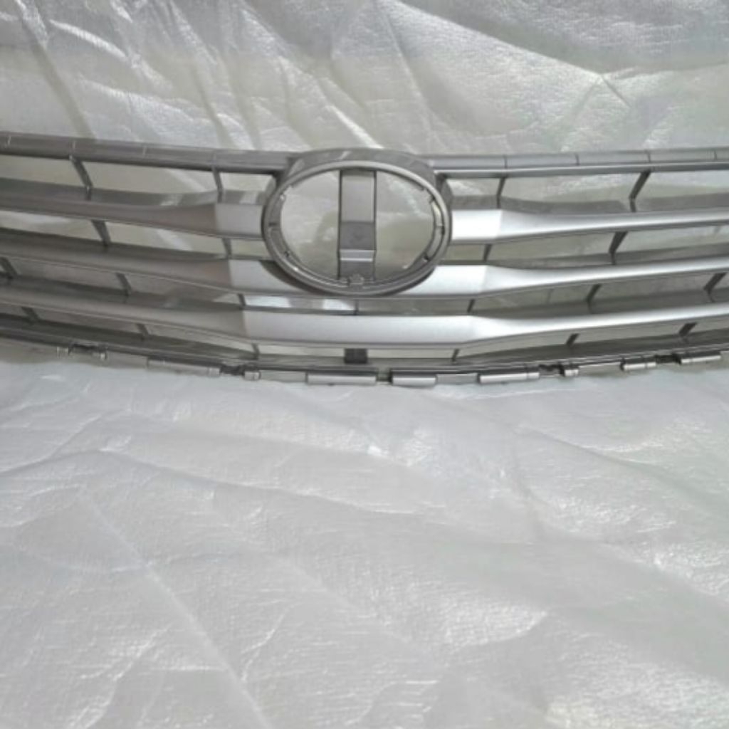 grill depan toyota innova 2011 -2013 original