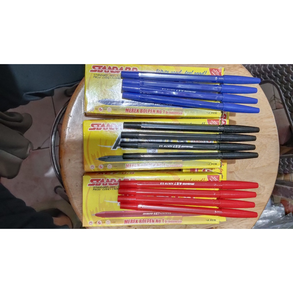 

pulpen standart Ae7 bolpoint warna hitam merah biru isi 12