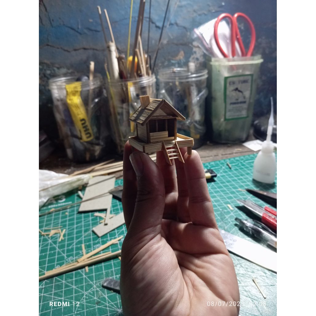 Miniatur rumah aquascape bercerobong asap untuk aerator