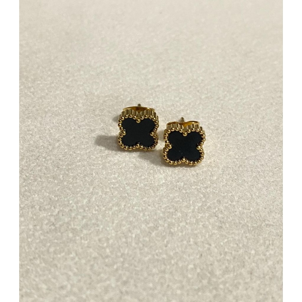 Anting Subang Black Small Clover Titanium Gold Cantik Elegan Trendi