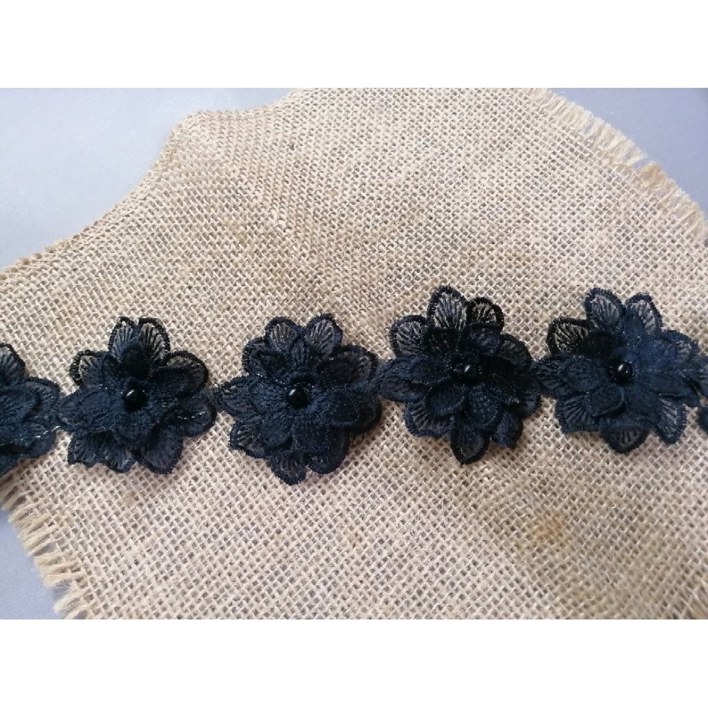 renda bordir organdi bunga tumpuk dengan mutiara lebar 6 cm (harga per 9 bunga)