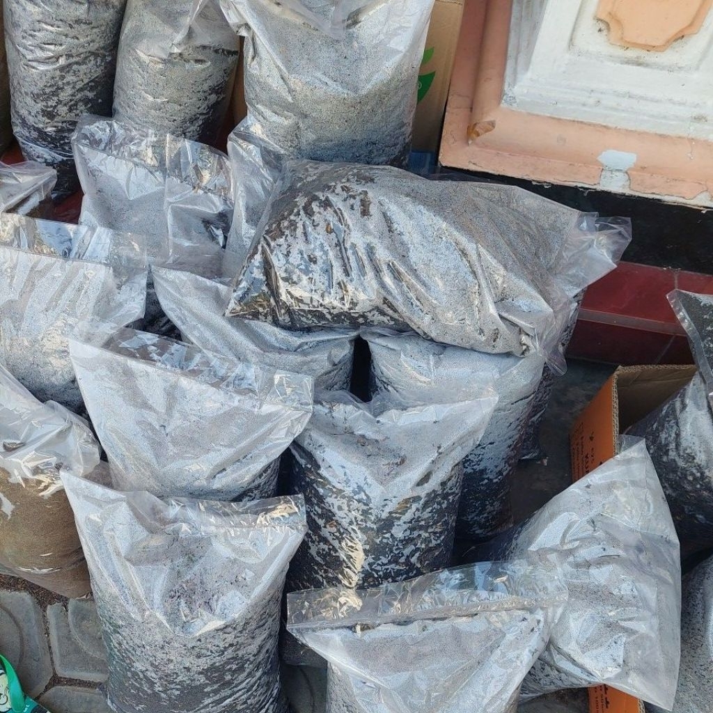 Sekam bakar dan pupuk kambing halus kering