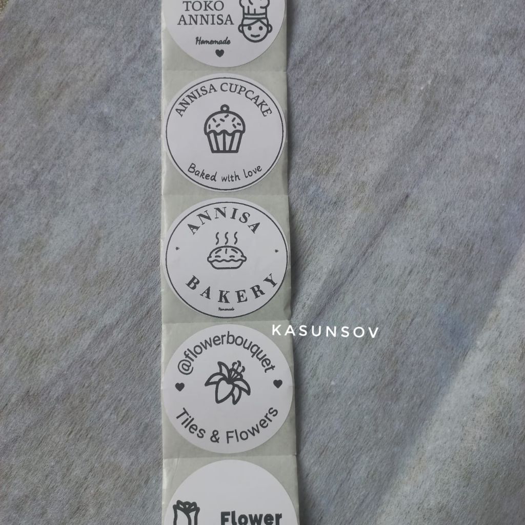 

Stiker costum nama hitam putih