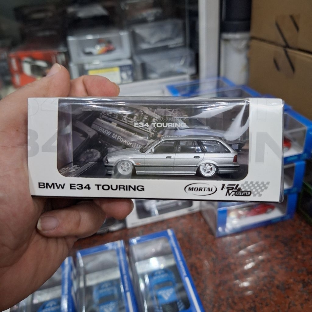 Mortal Diecast Skala 64 BMW E34 Touring LowRide Silver