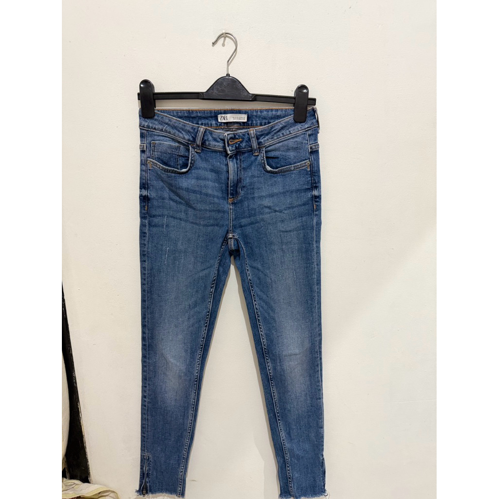 PRELOVED CELANA ZARA