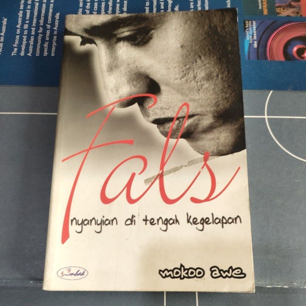 Buku Iwan Fals nyanyian di tengah kegelapan