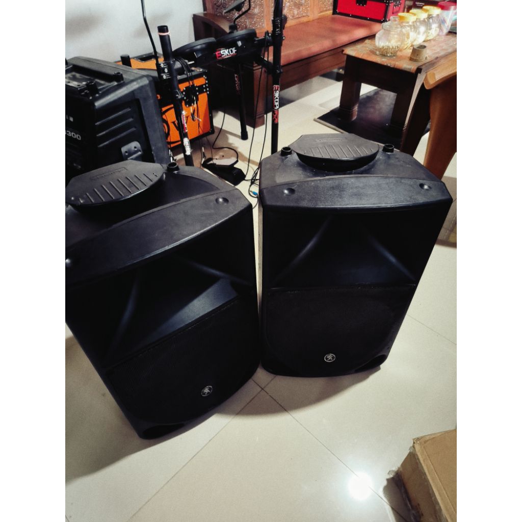 mackie thump TH15 1000WATT