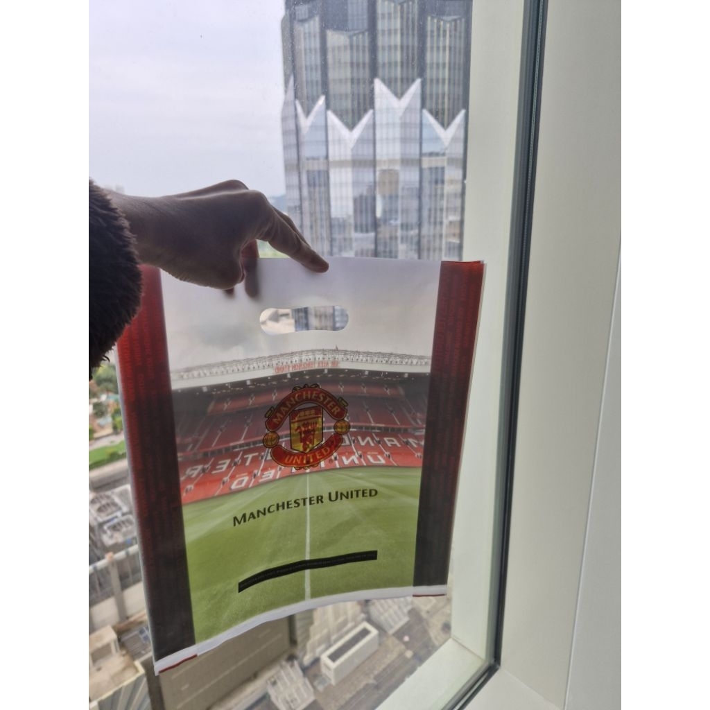 

Plastic Bag Bungkus kado Manchester United Ori