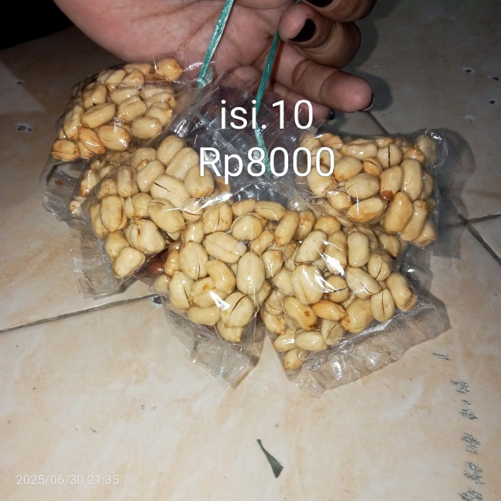 

kacang kupas udh digoreng asin siap.dimakan 1rinting isi 12
