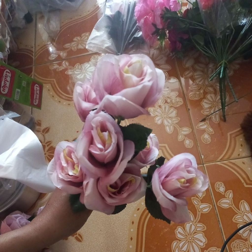 bunga mawar plastik 7 tangkai artificial