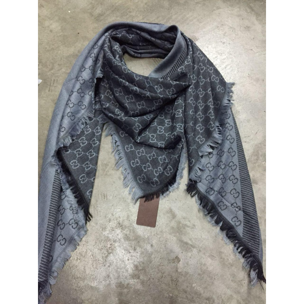 syal /scarf uk 140*140 import sisa warna  light gray lv dan pink gu-cci