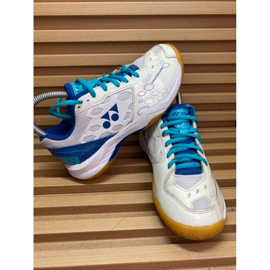 Sepatu Badminton Yonex power cushion 101