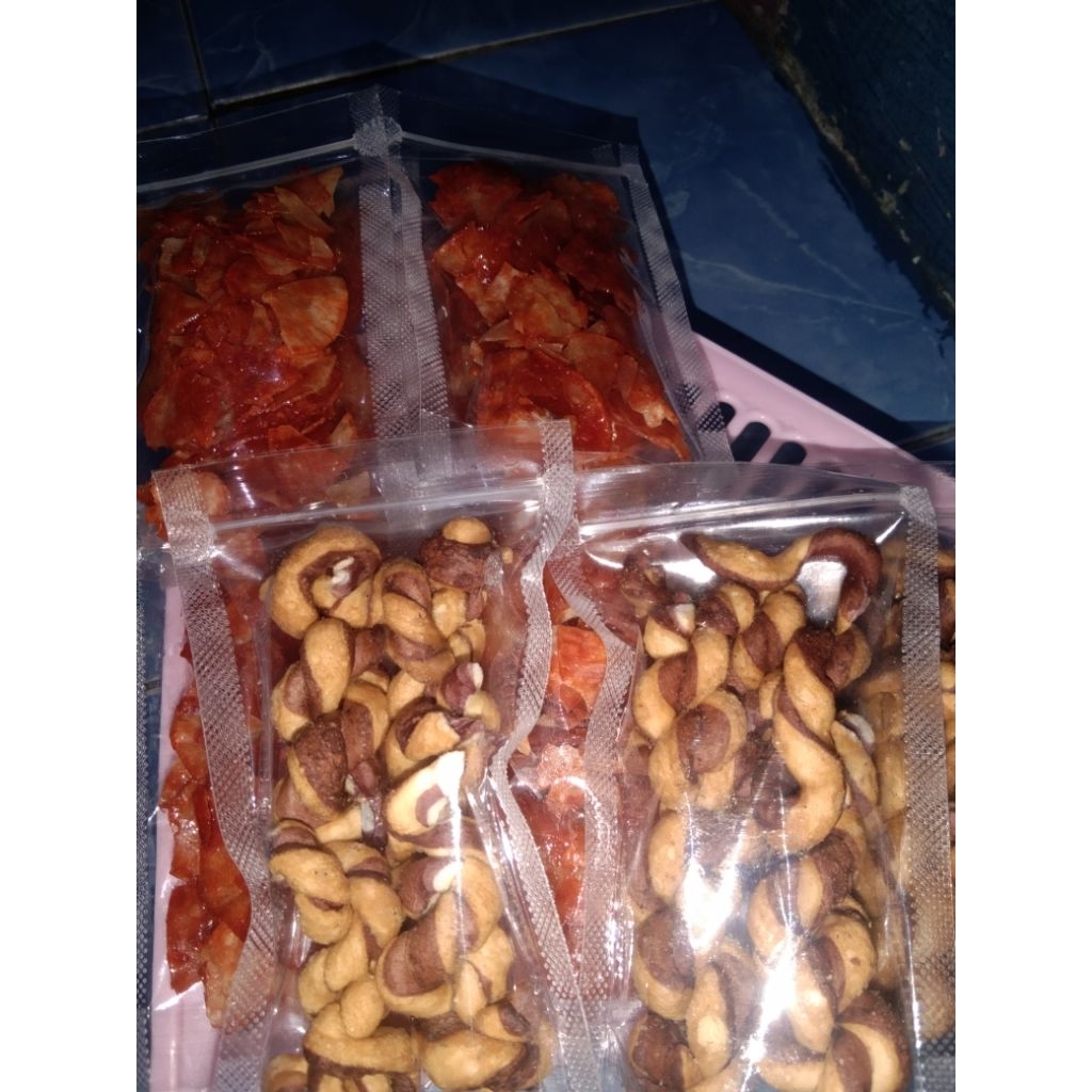 

kue tambang dan keripik singkong pedas manis