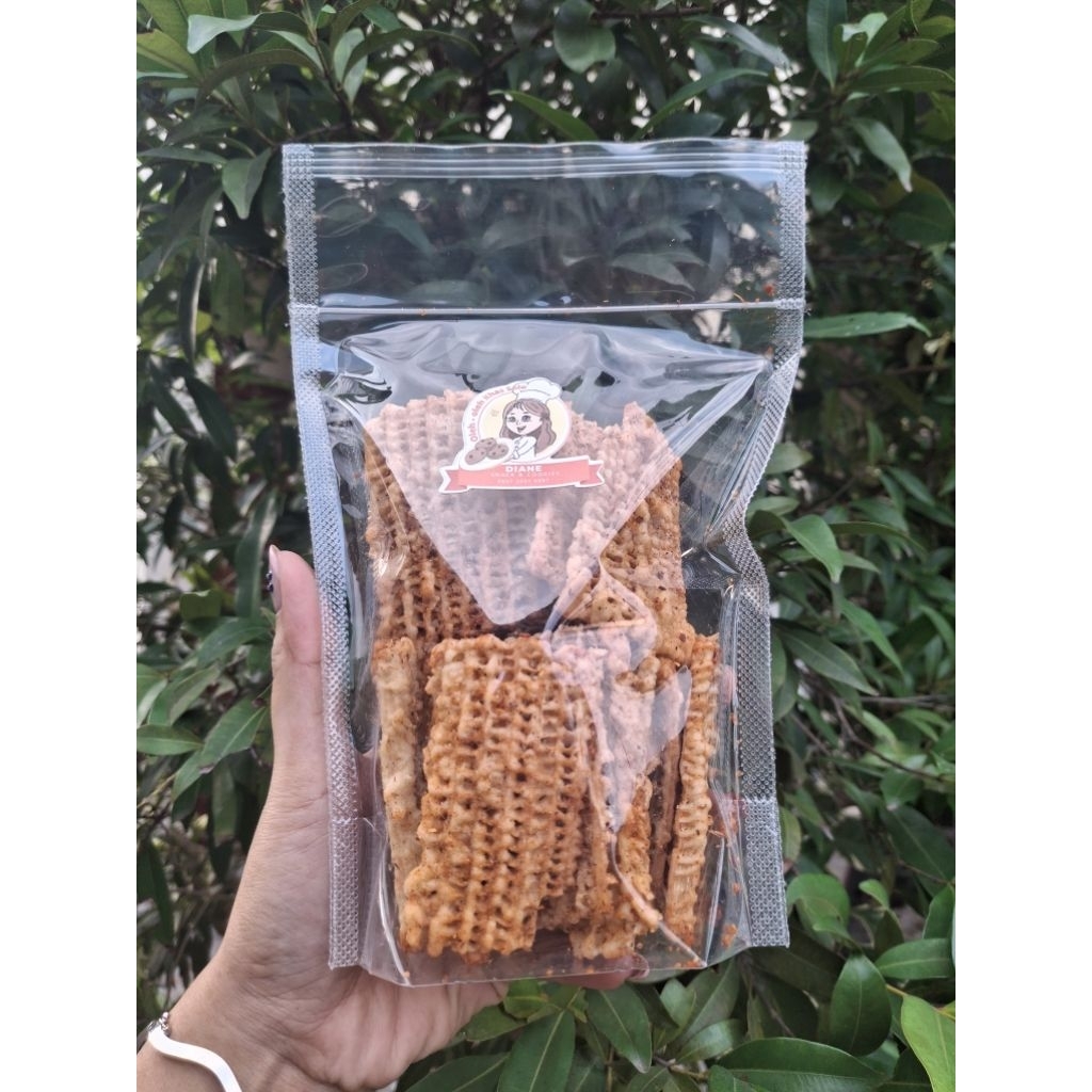 

KERIPIK GEDEBOG CRISPY / KERIPIK PELEPAH DAUN PISANG Rasa Pedas Daun Jeruk 103gr.