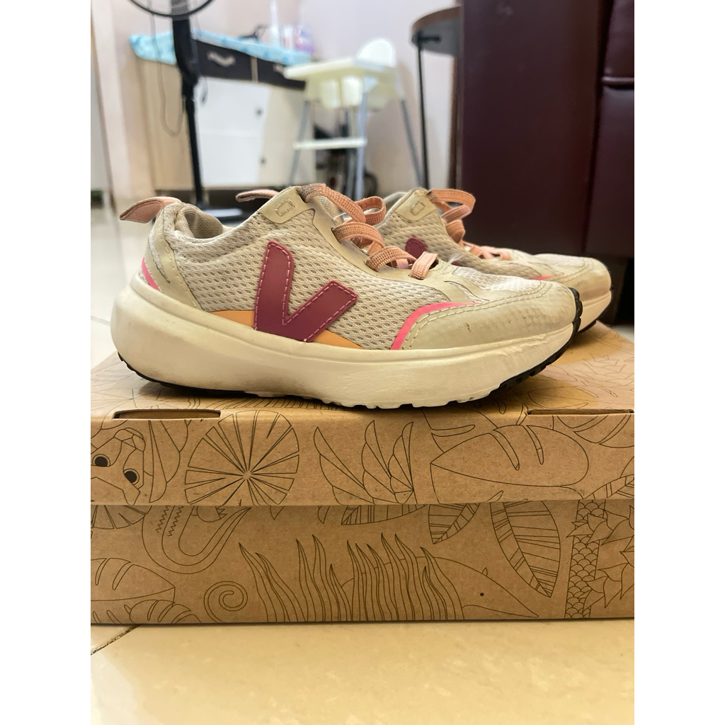 Preloved sepatu Veja Small canary light alveomesh