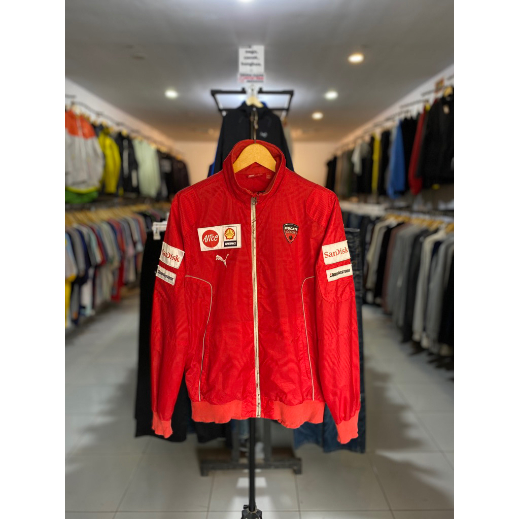 jaket merah pria