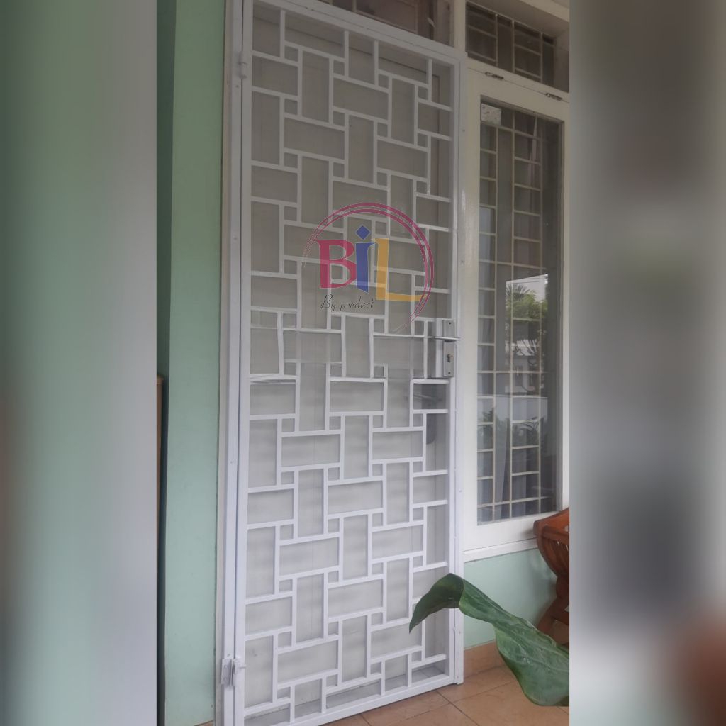 Pintu besi. Pintu kawat nyamuk. Pintu double. Pintu pengaman