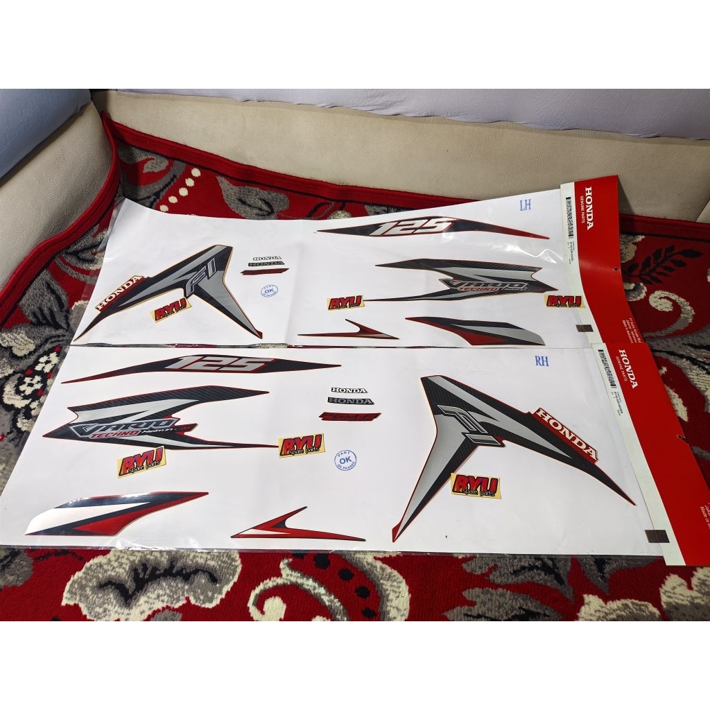 Stripping / Sticker / Striping Lawas Vario 125 old KZR warna merah hitam type Helm in Original Honda