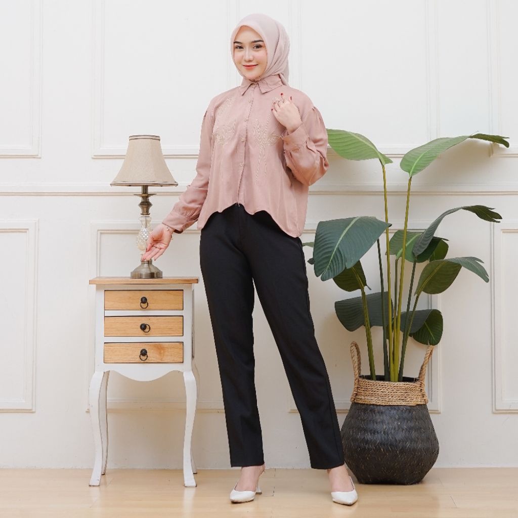 Kemeja Crop Rayon Twill Motif Burdil Bunga Kekinian