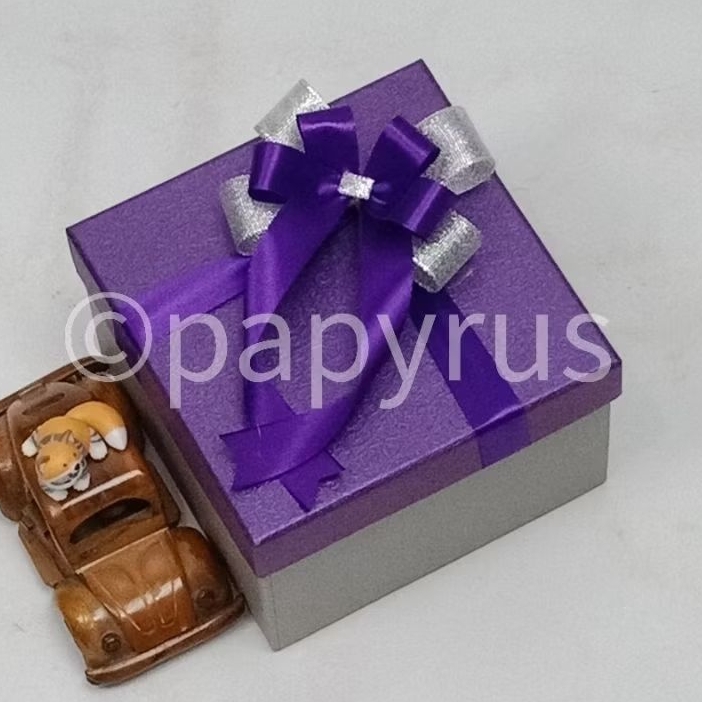 

PAPYRUS Kombinasi 15x15 Tinggi 10cm Kotak Kado Gift Box V1