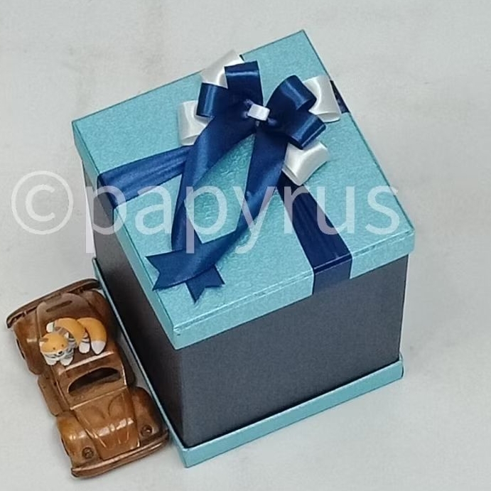 

PAPYRUS Sandwich 15x15 Tinggi 20cm Kotak Kado Gift Box Hadiah V3