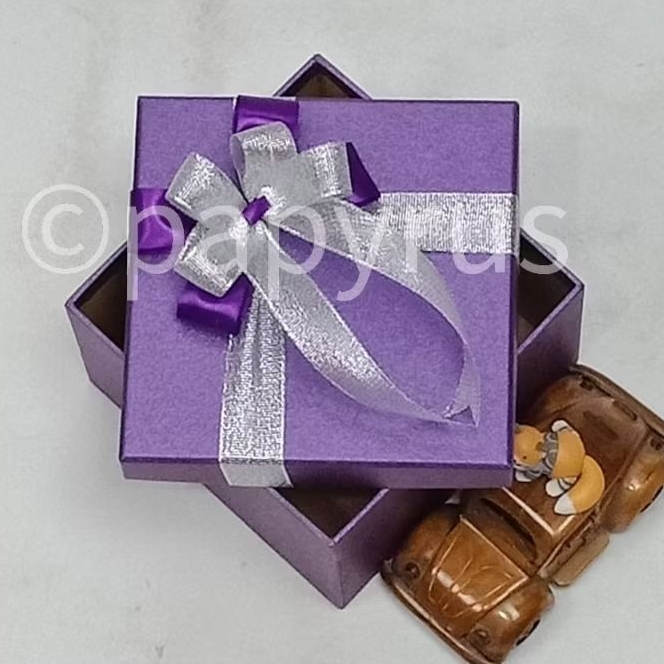 

PAPYRUS 15x15 Tinggi 5cm Kotak Kado Gift Box Hadiah V1