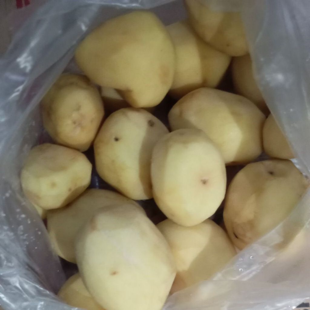 

Kentang potato mentah Kupas segar