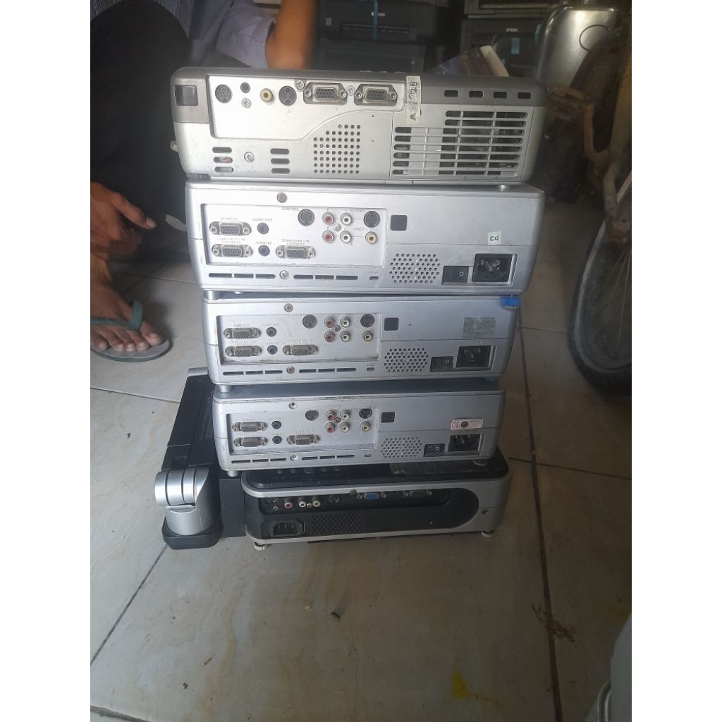 LCD PROYEKTOR TOSHIBA TDP-S25 / TDP-S30 / TDP-S35 / TLP- XC2000 ADA MINUS