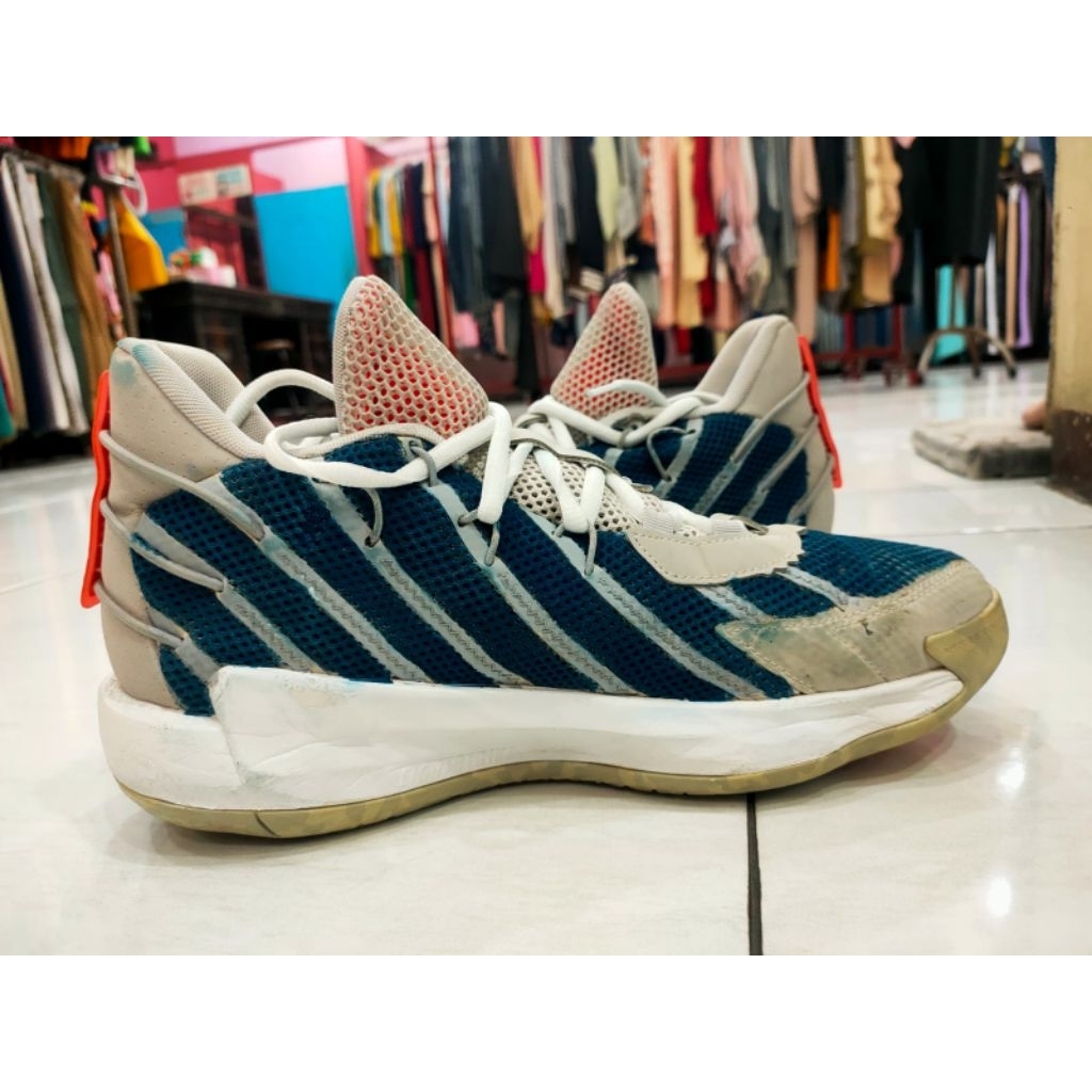 Sepatu Basket Dame 7 size 43