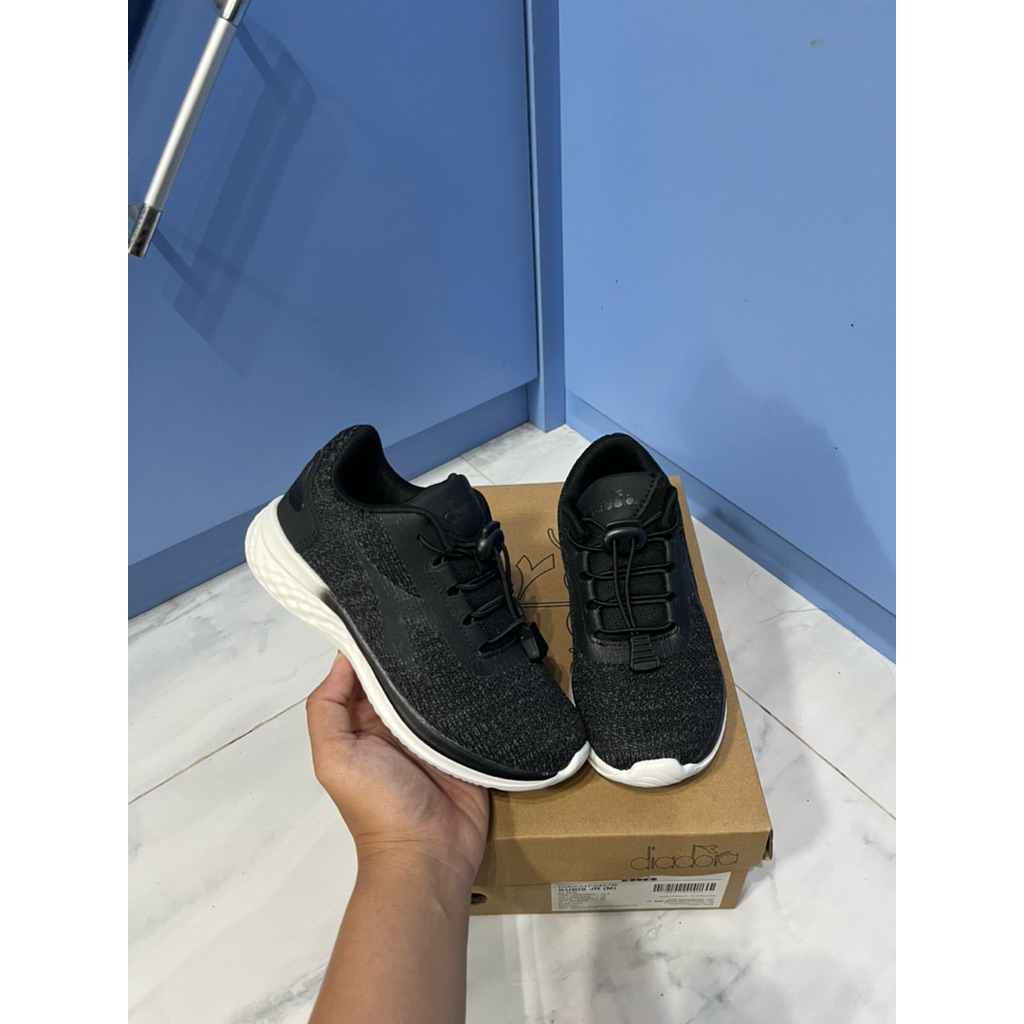 Sepatu Diadora kids hitam putih sale 70% ukuran 30 (KUBIS BLACK)