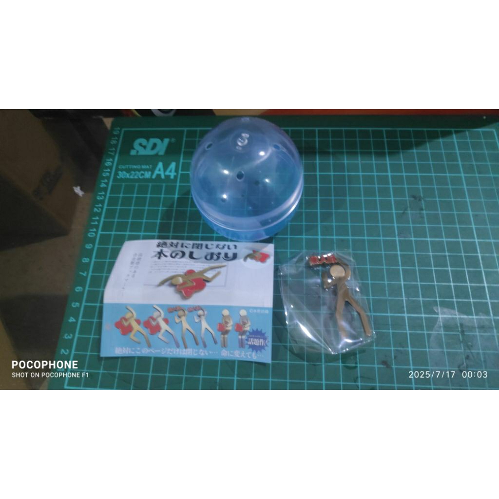 

Gachapon Capsule Book Bookmark that never close