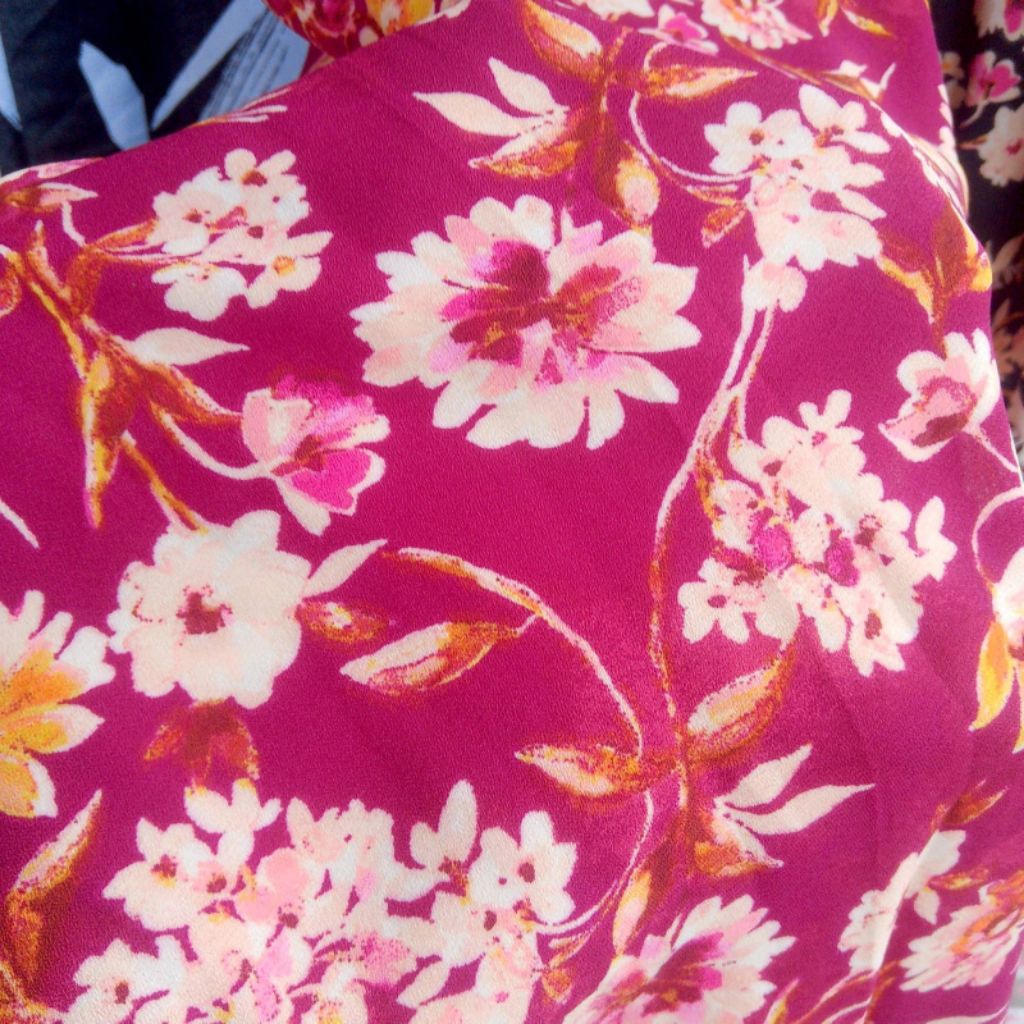 Kain Satin Motif Bunga Magenta / (Harga Kain Per½ Meter)