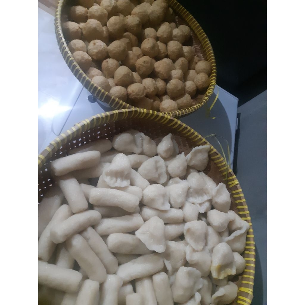 

Pempek palembang ikan tengiri ( lenjer kecil, telur kecil, adaan, kulit)