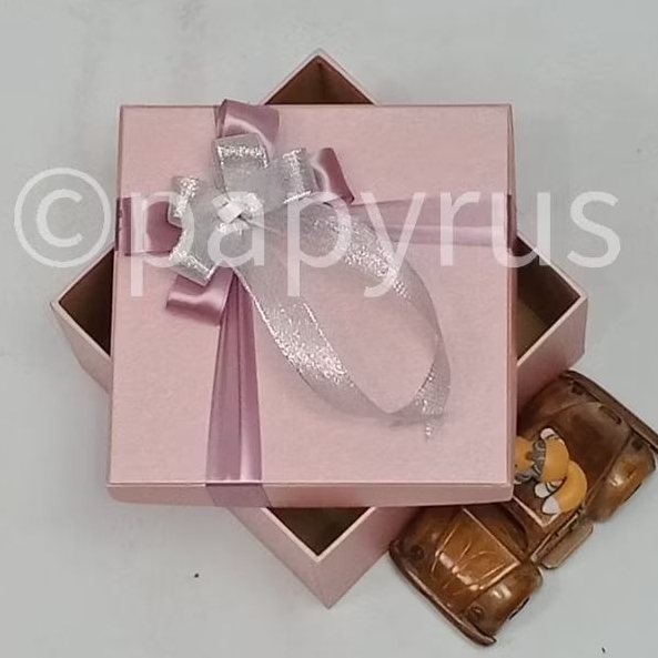 

PAPYRUS 17,5x17,5 Tinggi 5cm Kotak Kado Gift Box V1